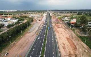 Đại công trường thi công tuyến cao tốc Biên Hòa - Vũng Tàu đang được đẩy nhanh tiến độ, hứa hẹn tháo gỡ hoàn toàn điểm nghẽn giao thông trên Quốc lộ 51 và khơi thông dòng vốn tỷ đô vào bất động sản địa phương.
